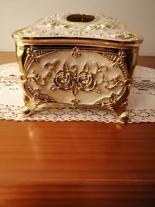 Caixa lindérrima em Acrílico dourada com um toque de luxo