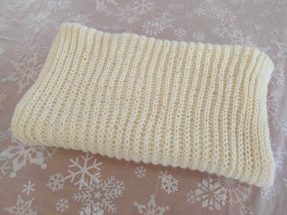 Szalik / kremowy (jasny żółty)/ ok. 2,5 m długości / Stan bdb