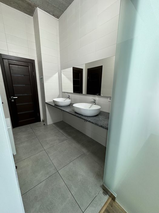 Сучасний офіс з терасою і краєвидом, від власника