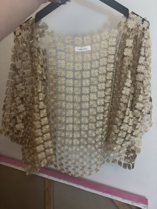 Casaco de renda dourado