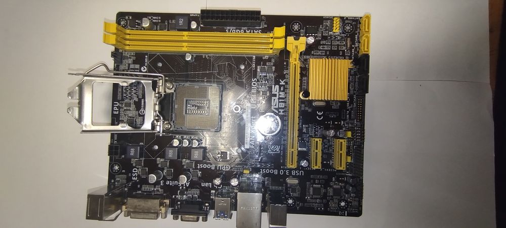 Материська плата з процесором та охолодженням.