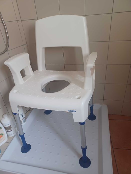 Excelente  cadeira para auxiliar no duche e uso da sanita