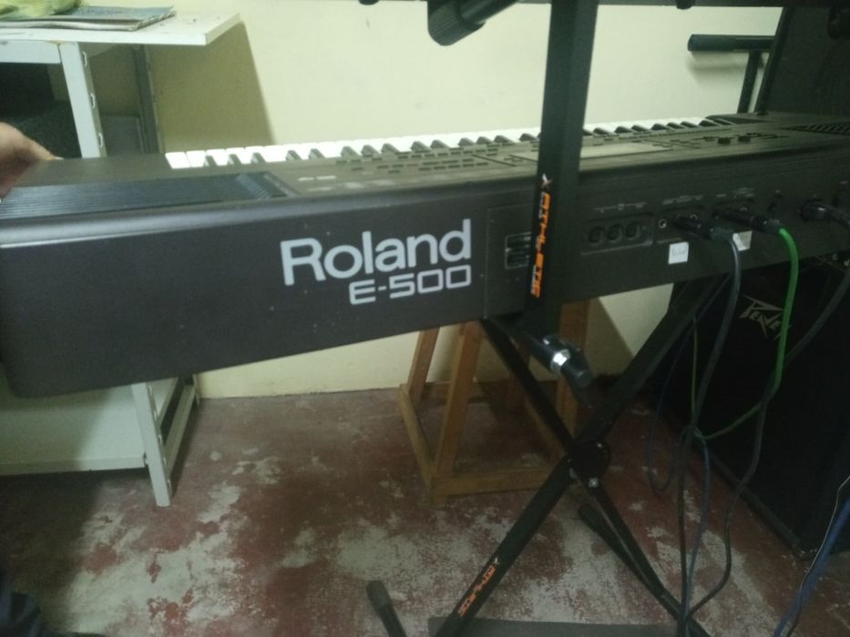 Teclado Roland E-500 com tripé, pedal e coluna