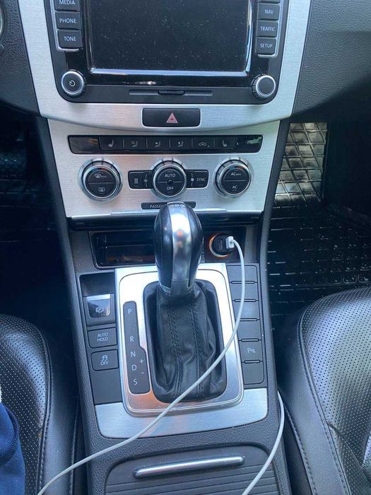 Продам Volkswagen Passat 2012  2.0 Diasel универсал топовой комплектации