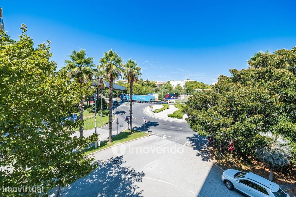 Apartamento T2 moderno, com garagem e varanda enorme, na Malvarosa