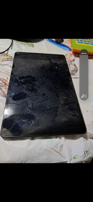 Tres tabletes, um magalhaes,dois telemoveis antigos,para pecas