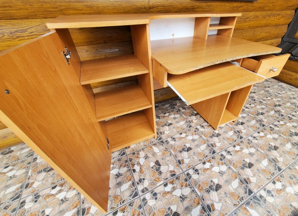 Робочий комп'ютерний  стіл