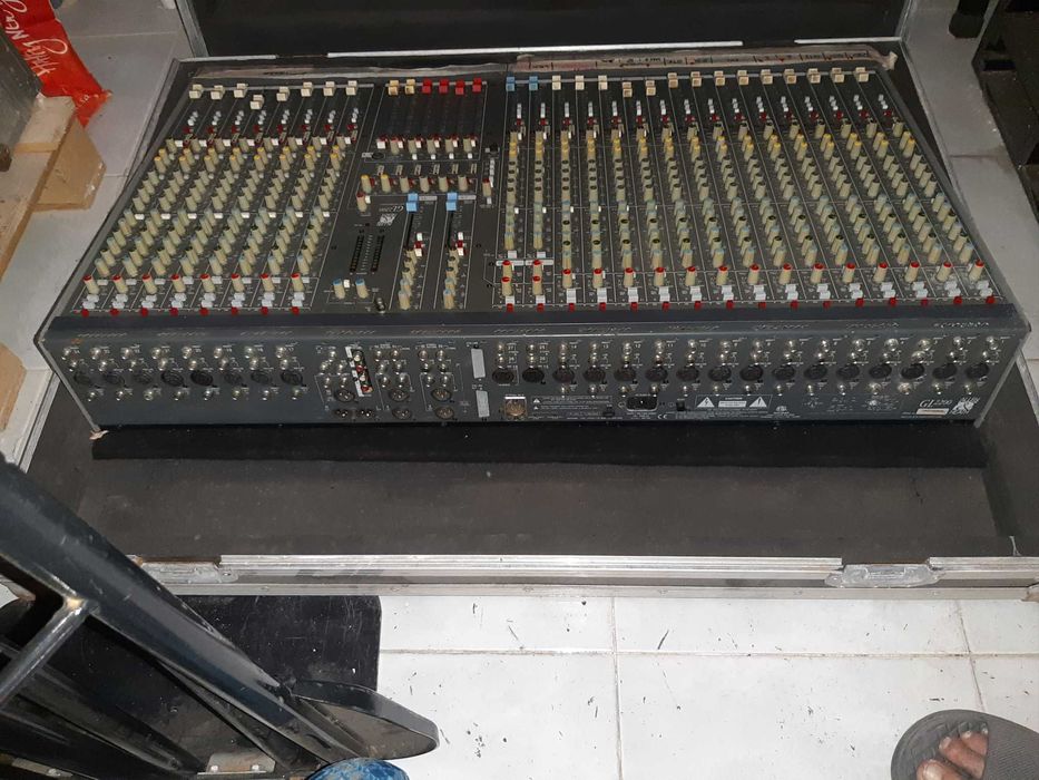 Mesa Allen & Heath GL2200 com flight case.