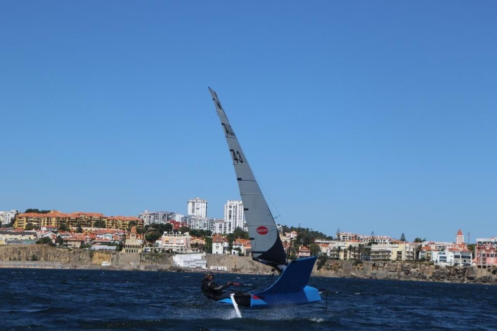 Vendo Moth com foils, em carbono, construído em 2018