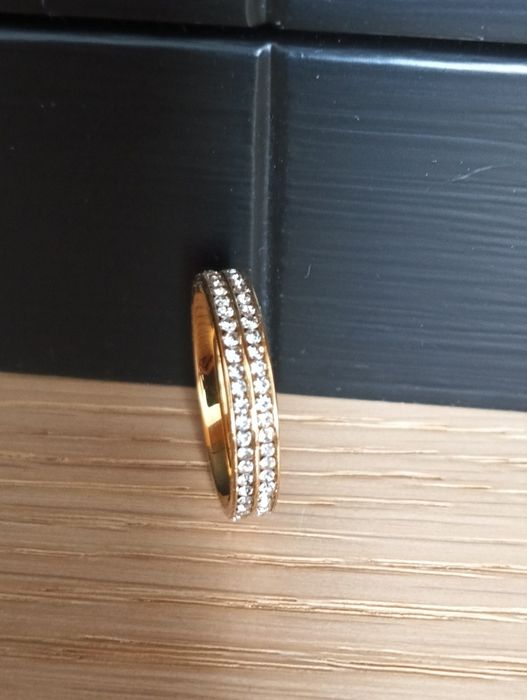 Obrączka z cyrkoniami złota stal nierdzewna r. 8 1,9mm średnicy piękna