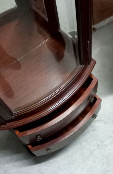 Vitrine de canto (cantoneira) clássica com porta de vidro curva