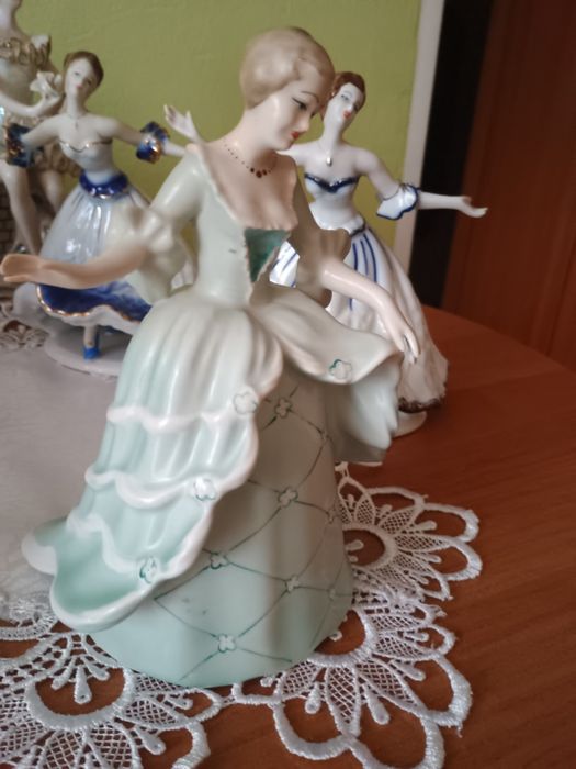 Figurka porcelanowa w sukni balowej