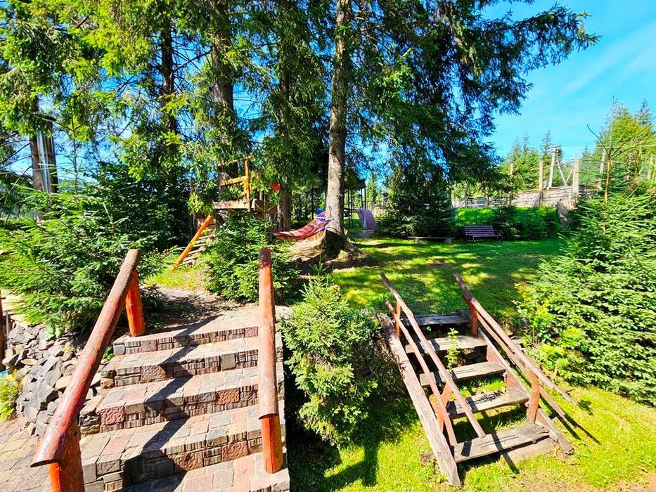 Продається діючий готель на березі річки Опір в курортному с. Славське