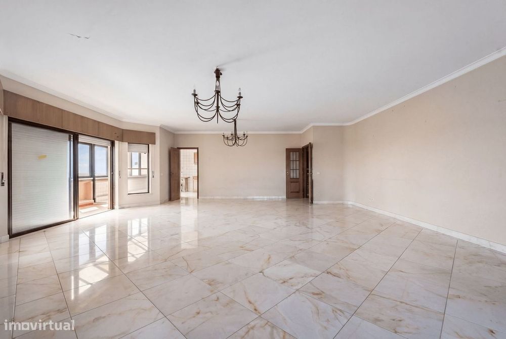 Apartamento T5 com estacionamento, Quinta das Palmeiras, Oeiras