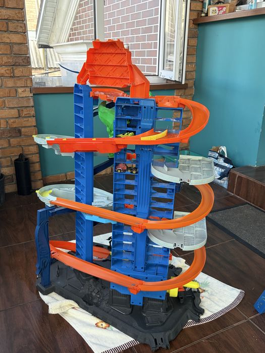Трек гігантський гараж Hot Wheels