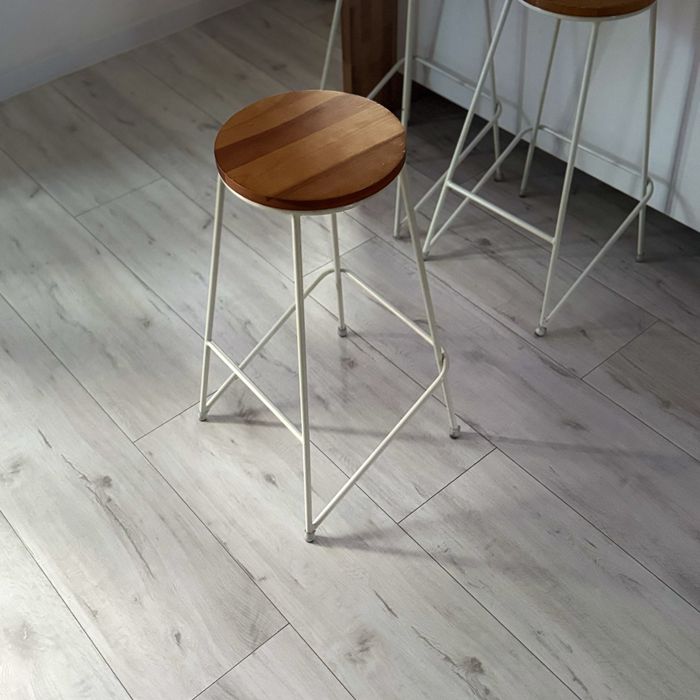 Komplet trzech hokerow / 3x hoker / loft / stal / biale / drewniane