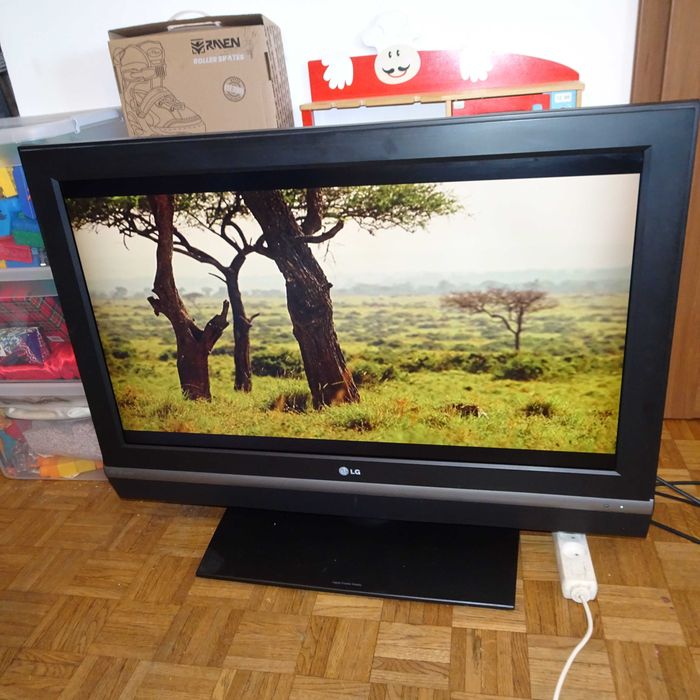 Telewizor LG model 37LE2R 37"