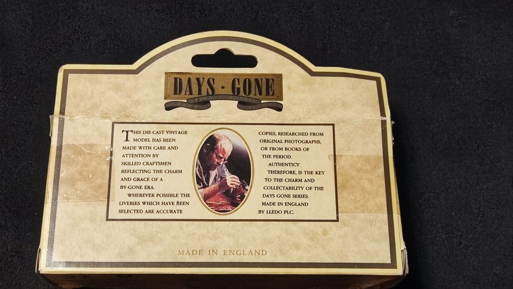 Литая модель автобуса AEC Regal от Lledo,