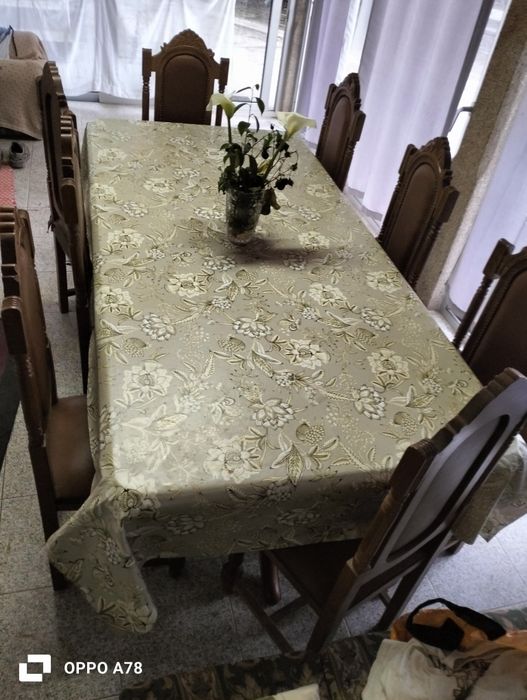 Mesa e 8 cadeiras de sala de jantar