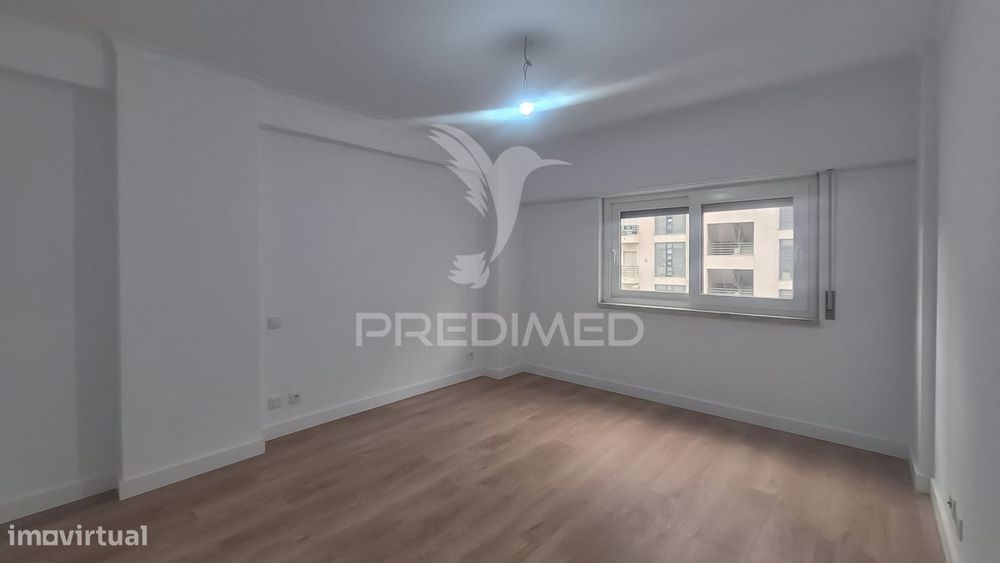 Apartamento T3 totalmente remodelado, situado na prestigiada Estrad...