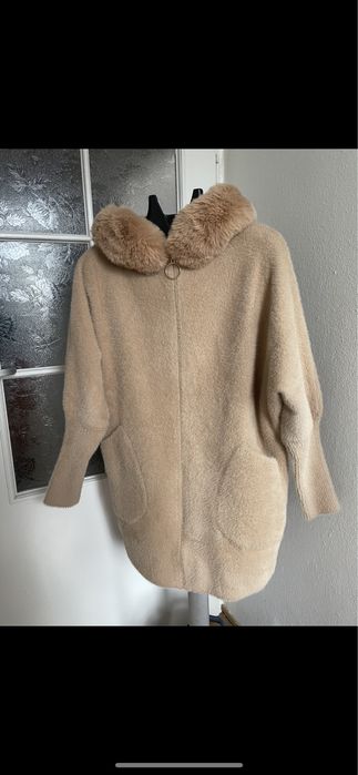 Płaszcz alpaka z kapturem i futerkiem kolory