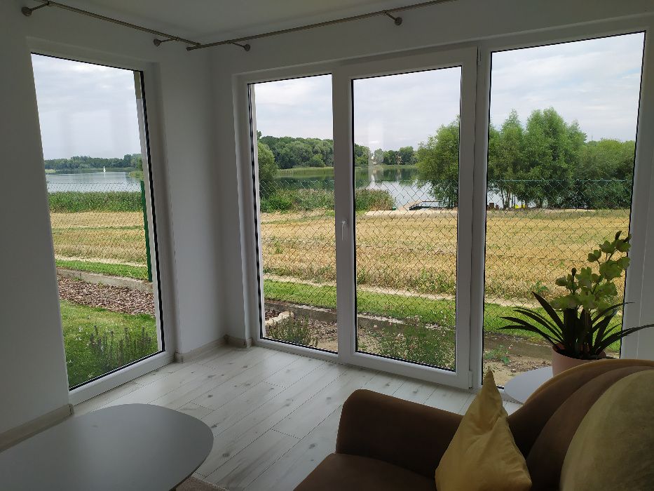 Domek nad jeziorem z linią brzegową, pięknym widokiem, sauną i jacuzzi