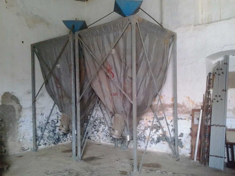 2 Silos para rações ou cereais