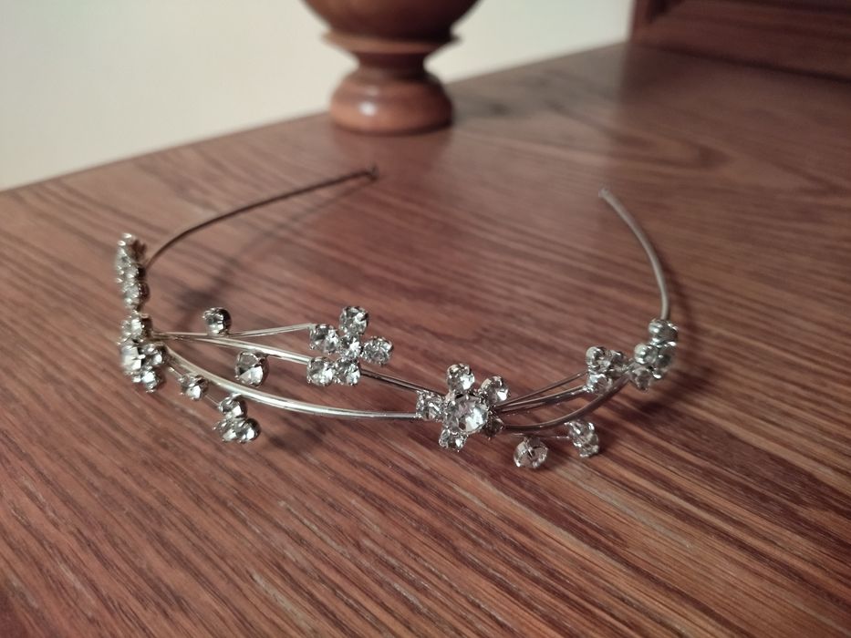 Opaska na głowę z kryształkami i kwiatami