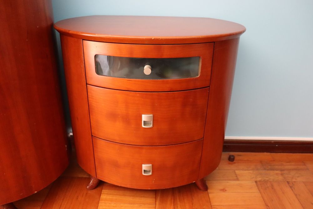 Cómoda com espelho e mesinha de cabeceira