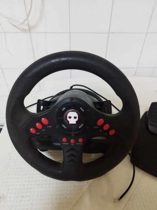 Volante com mudanças e pedais