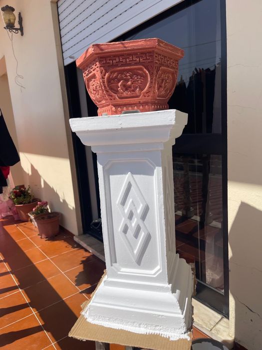 Vasos e pilar para decoração de jardim