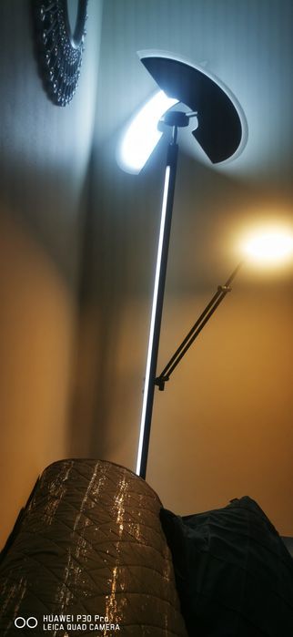 Lampa podłogowa.