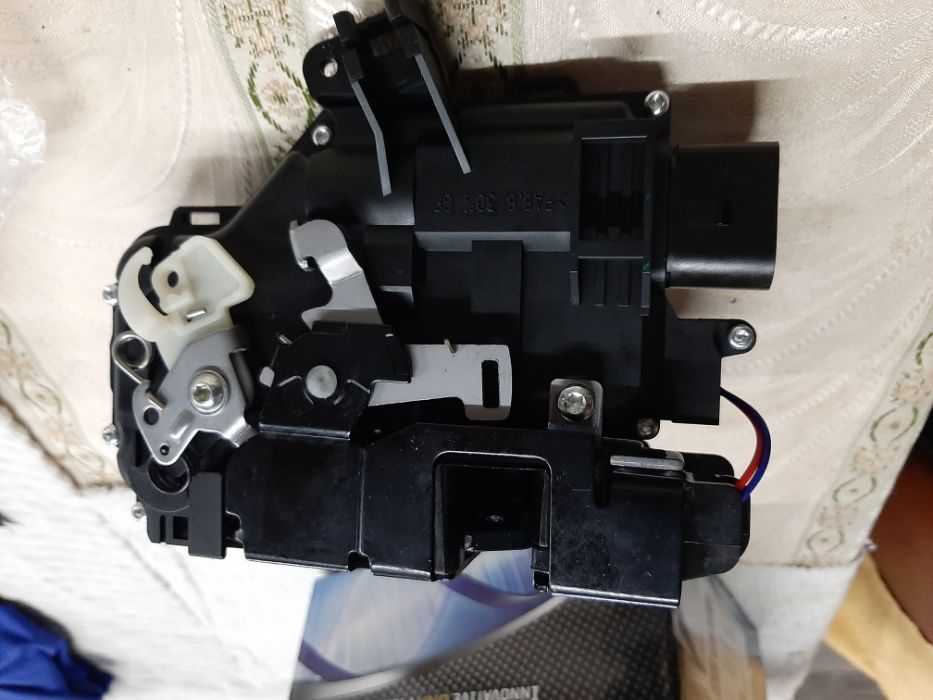 Fecheira Audi A4 Frente Esquerda