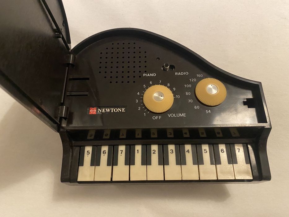 Radio mini piano vintage Newtone