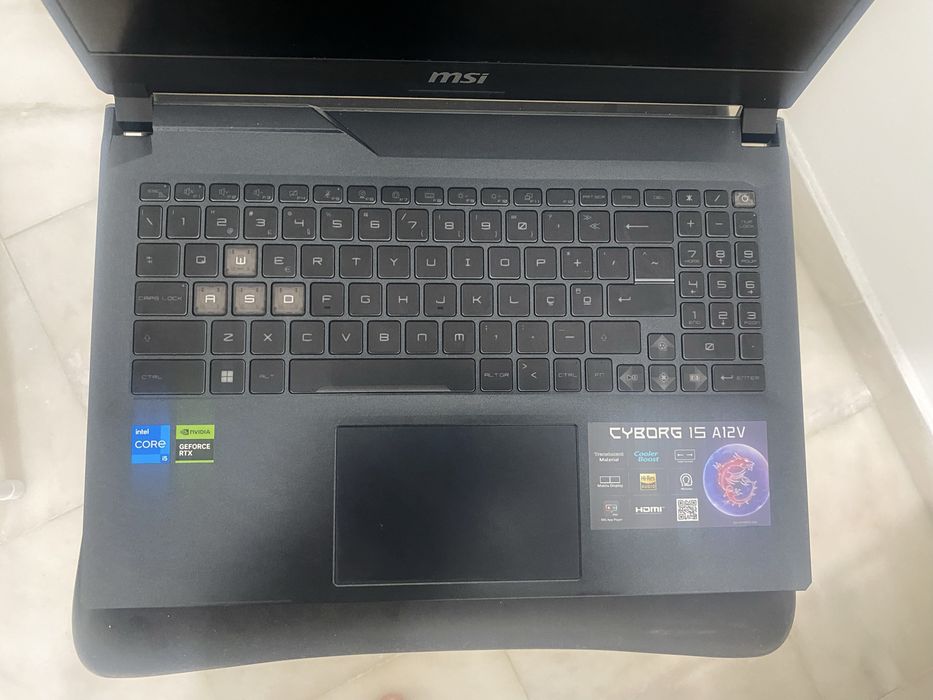 Portátil Gaming MSI Cyborg 15 A12VF-1006PT (Intel Core i5-13620H - NVIDIA GeForce RTX 4060 - RAM: 16 GB - 2TB SSD - 15.6'')