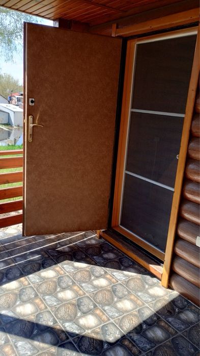 Дачний будиночок на причалі