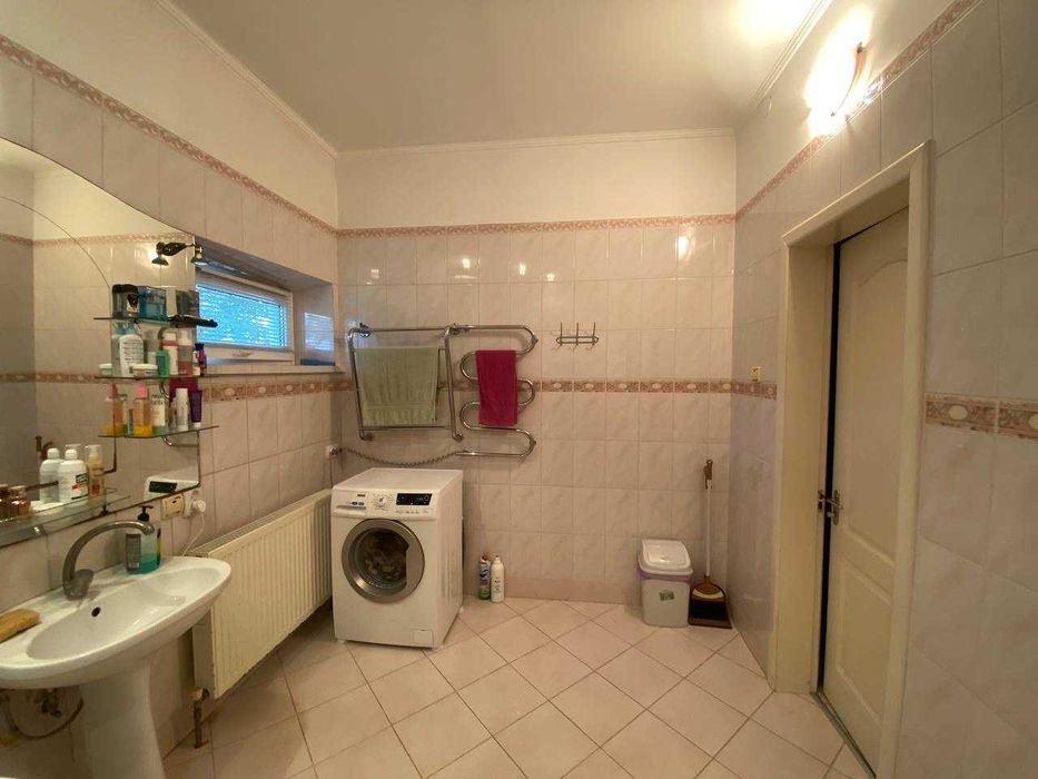 Затишний будинок з більярдною, сауною, садом та квітником, біля лісу!