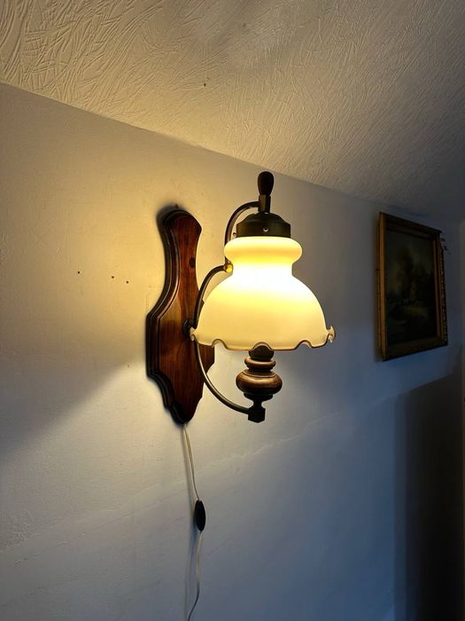 Настінний світильник бра бронза дерево опалове скло 7599