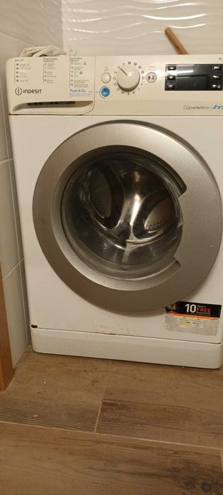 Máquina de lavar e refrigerador