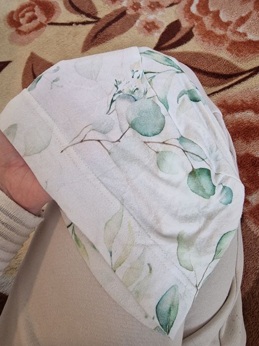 Lekki i delikatny turban écru w liście