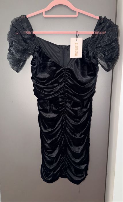 Sukienka elegancka nowa Czarna welurowa marszczona z bufkami  M/38