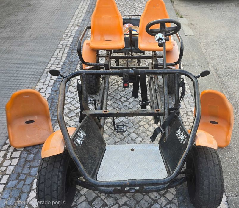 Vendo ou alugo Quadriciclo Carro a pedais Berg, 4 lugares, 4 cintos segurança, capota em lona + atrelado
