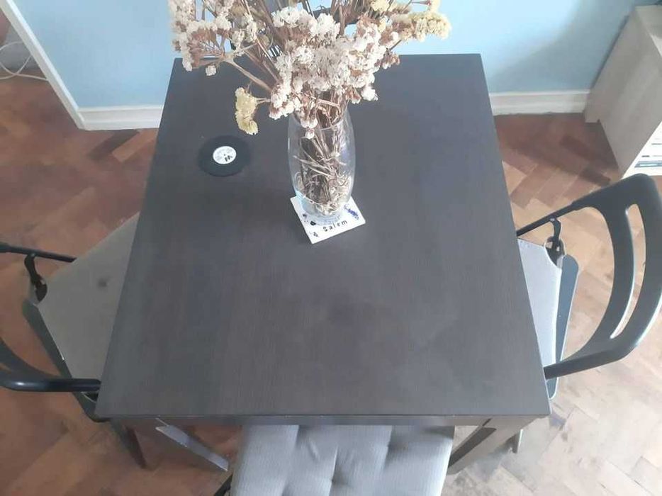 Mesa de jantar e cadeiras