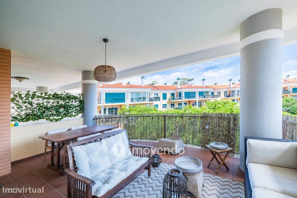 Apartamento T3 com garagem, em condomínio com piscina, em Bicesse