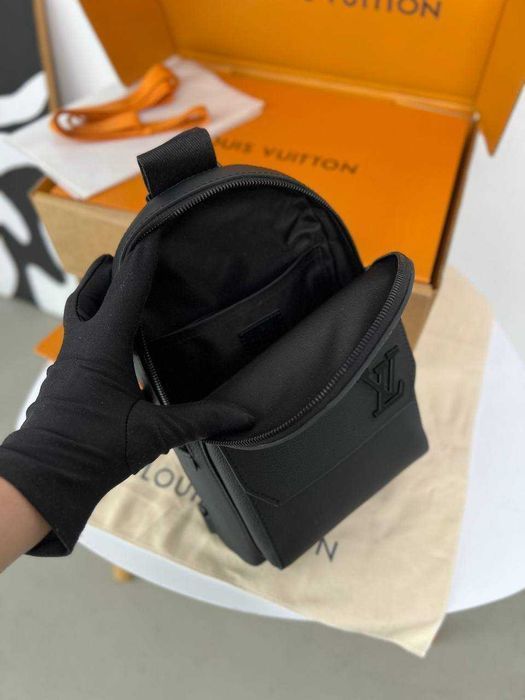 Кожаный слинг Louis Vuitton плечевая сумка LV черный рюкзак ЛВ c822