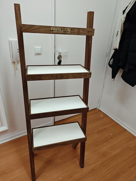 Estante em Madeira de Qualidade