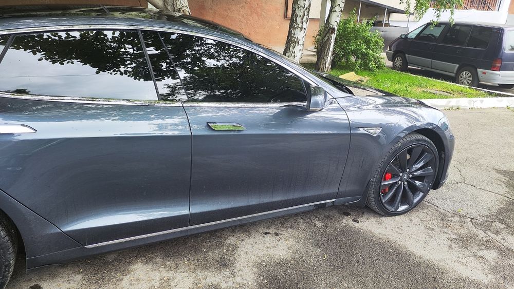 Tesla model S P90D