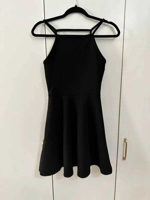 Mała czarna sukienka z ozdobnymi ramiączkami