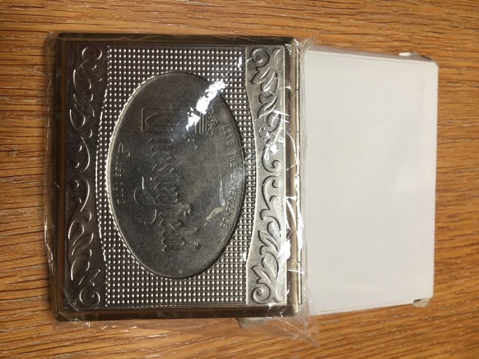 Caixa de lata para cigarros