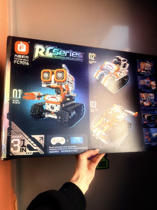 Конструктор робот на радіокеруванні 3 в 1